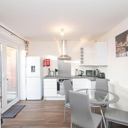 Spacious Two Bed House With Parking And Garden ダドリー エクステリア 写真