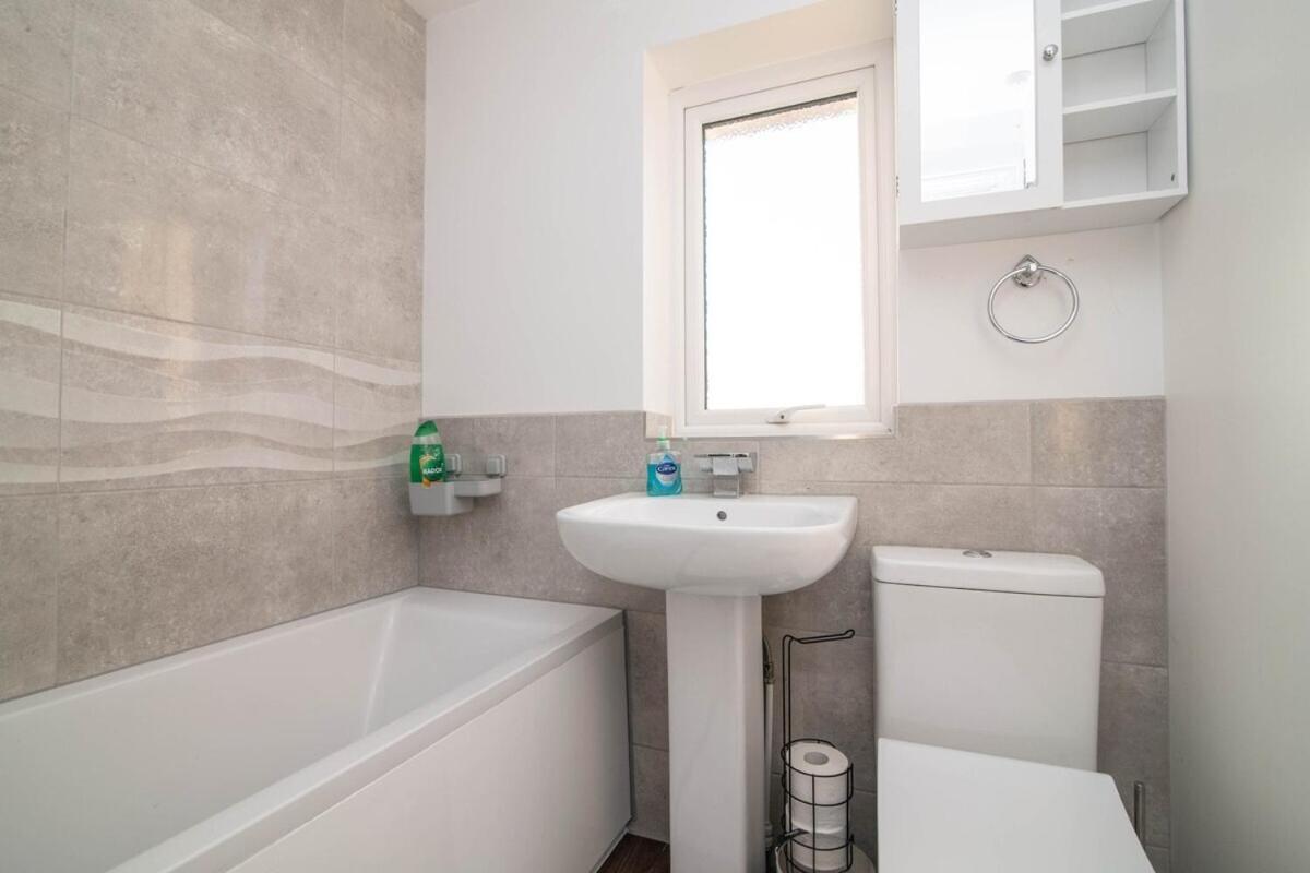 Spacious Two Bed House With Parking And Garden ダドリー エクステリア 写真