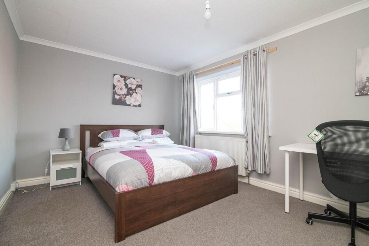 Spacious Two Bed House With Parking And Garden ダドリー エクステリア 写真