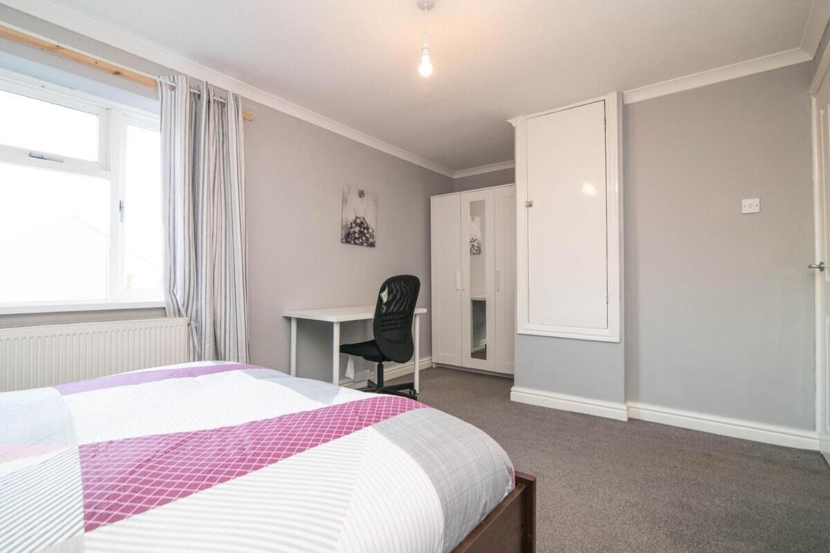 Spacious Two Bed House With Parking And Garden ダドリー エクステリア 写真