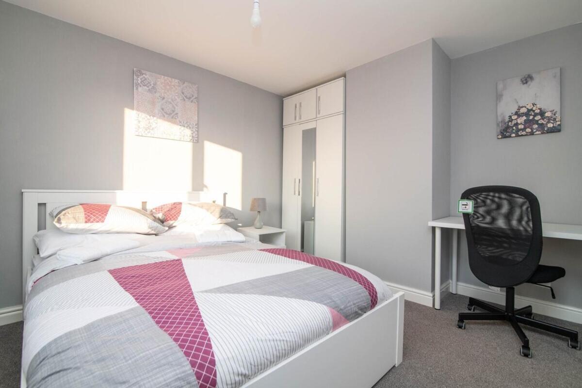 Spacious Two Bed House With Parking And Garden ダドリー エクステリア 写真