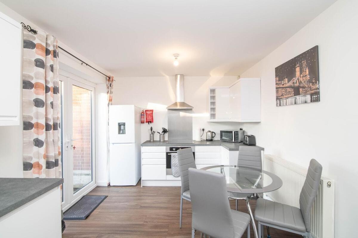 Spacious Two Bed House With Parking And Garden ダドリー エクステリア 写真