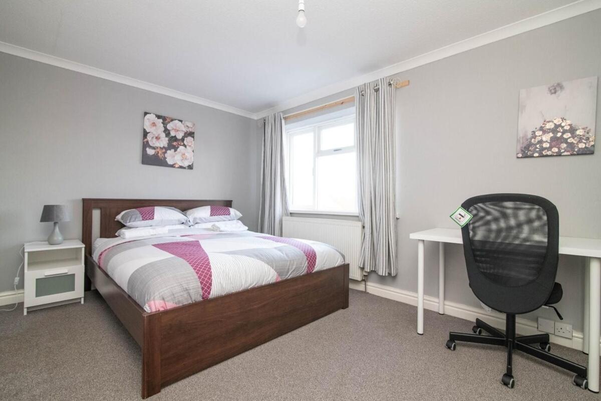 Spacious Two Bed House With Parking And Garden ダドリー エクステリア 写真